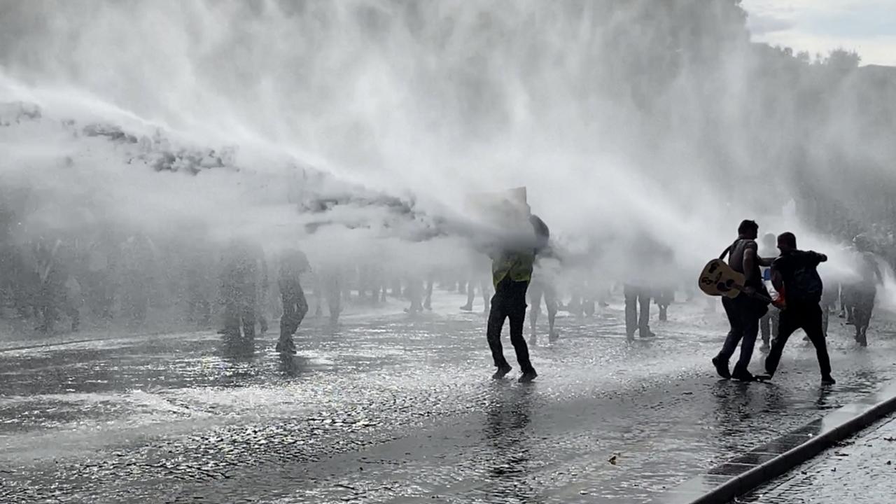 Fransiýada Kowid-19 sanjymyna garşy protest geçirildi