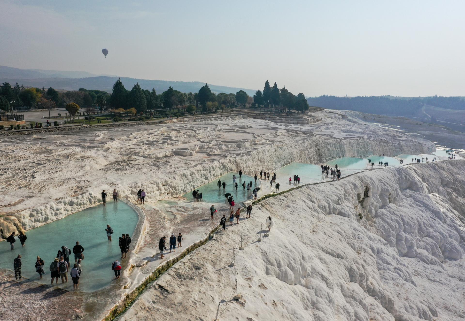 Pamukkale continuă să atragă mulți vizitatori