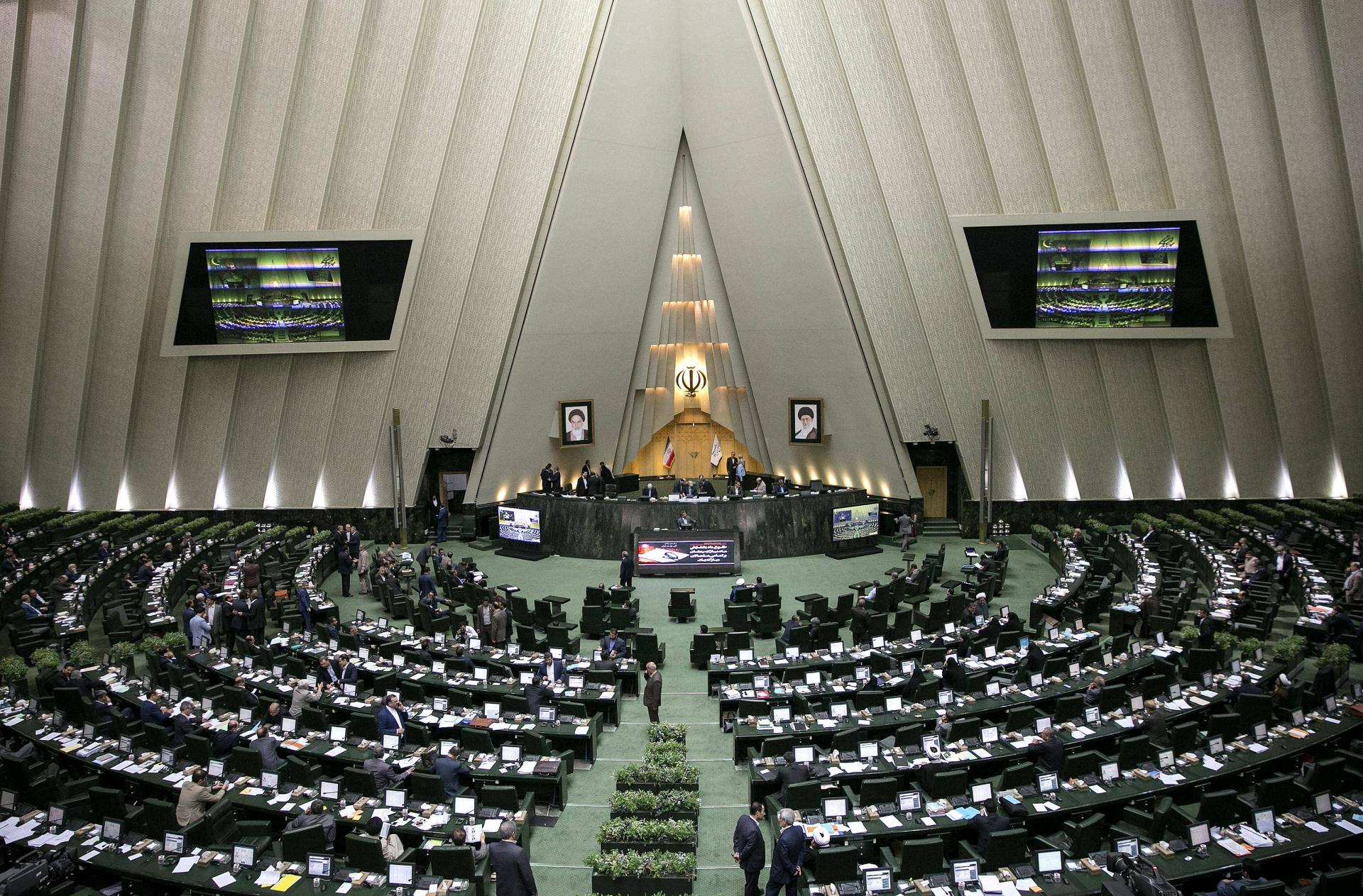 نمایندگان مجلس ایران خواستار لغو تمامی تحریمهای آمریکا علیه کشورشان شدند