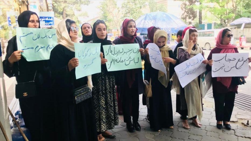 تظاهرات زنان افغان در اعتراض به فرمان جدید طالبان
