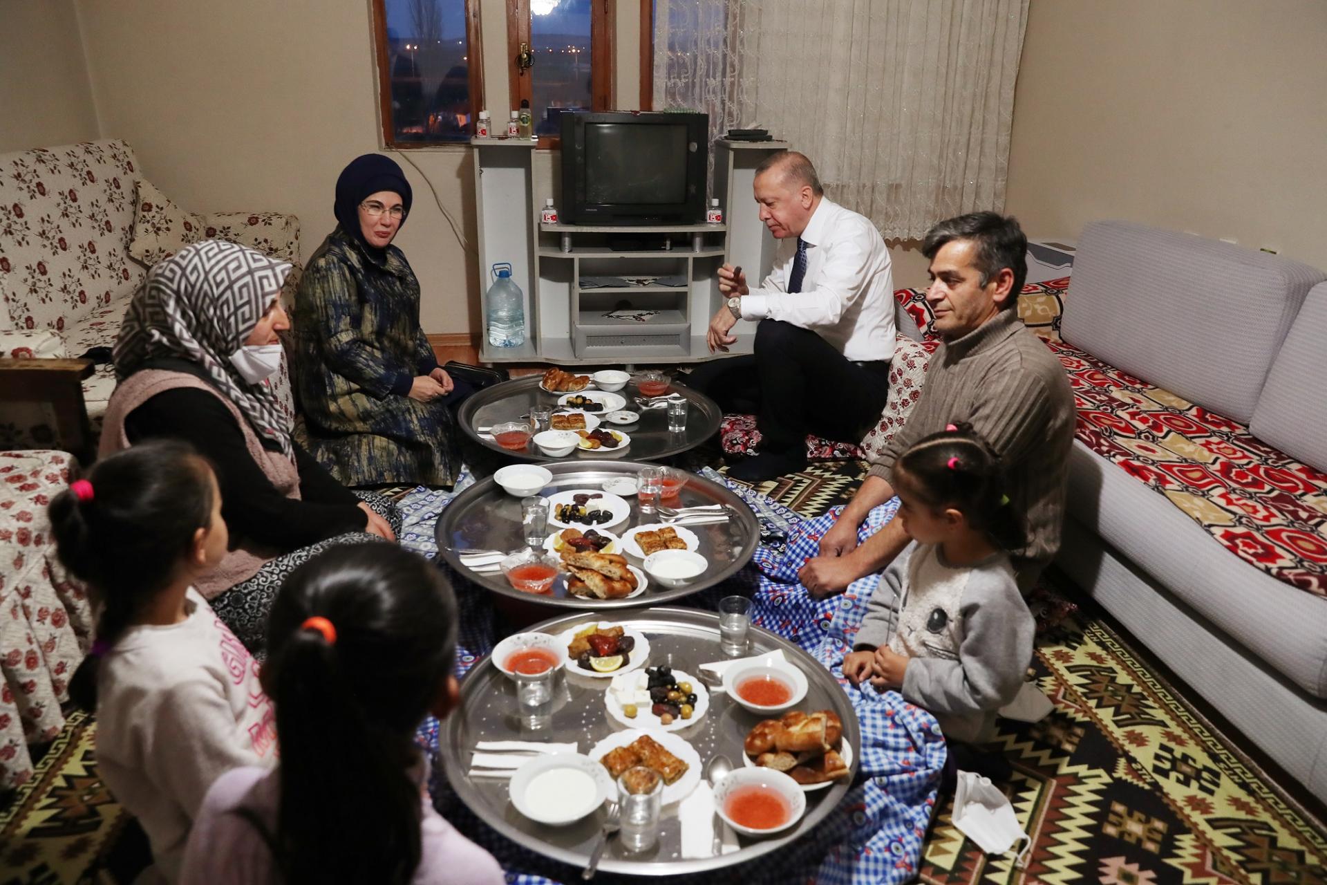 Turski predsjednik Erdogan i supruga gosti na iftaru kod jedne porodice u Ankari