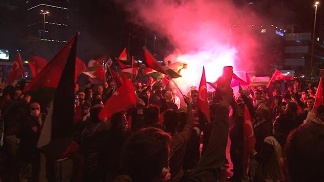 Израелската полиция рани палестинци на протестите в подкрепа на Газа...