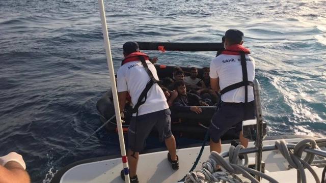 Türkiyə sularına itələnən 61 miqrant xilas olunub