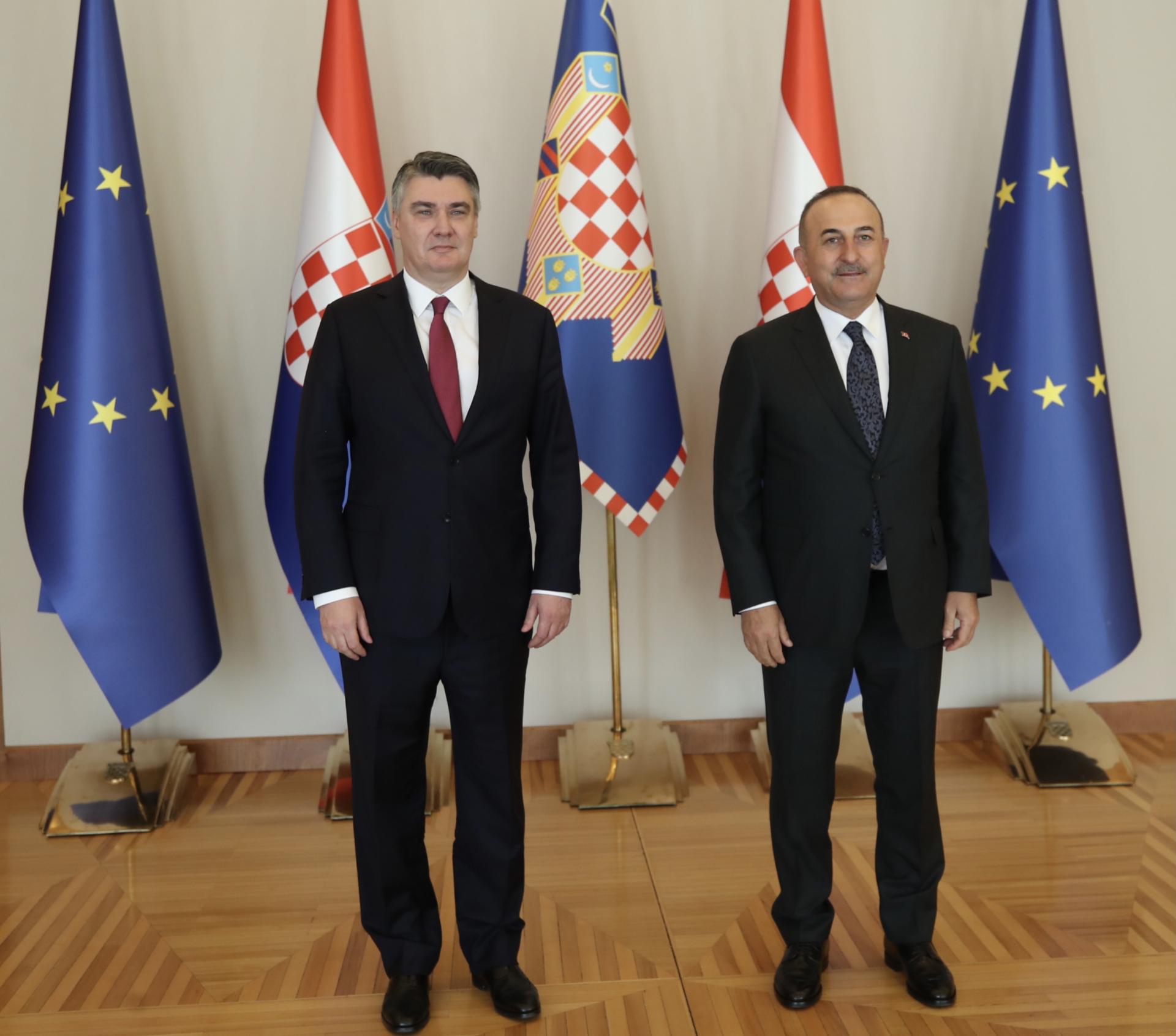 O chanceler Çavuşoğlu manteve conversações na Croácia