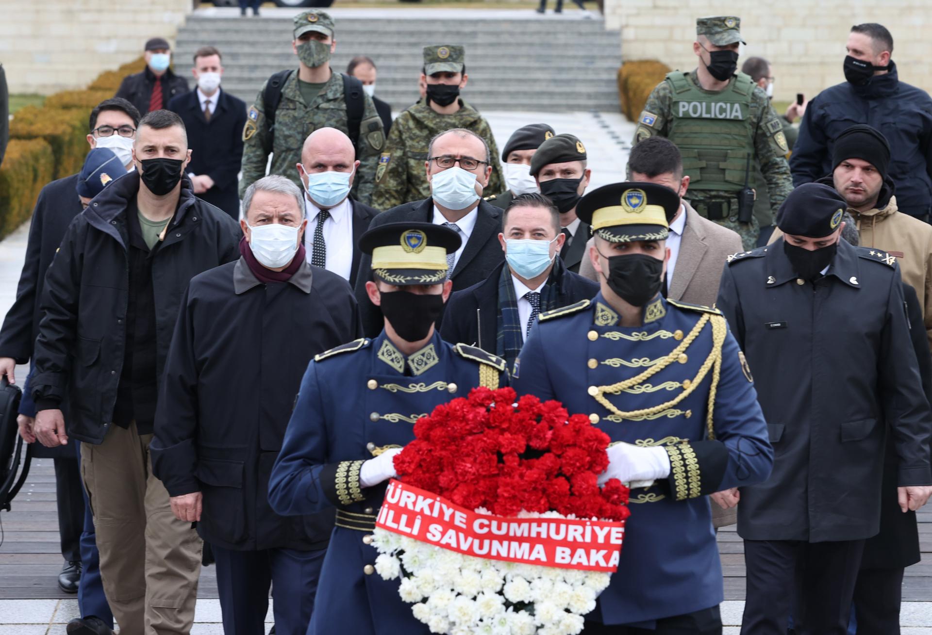 Akar viziton tyrben e Sulltan Muratit dhe varrin e heroit kombëtar të Kosovës, Adem Jashari