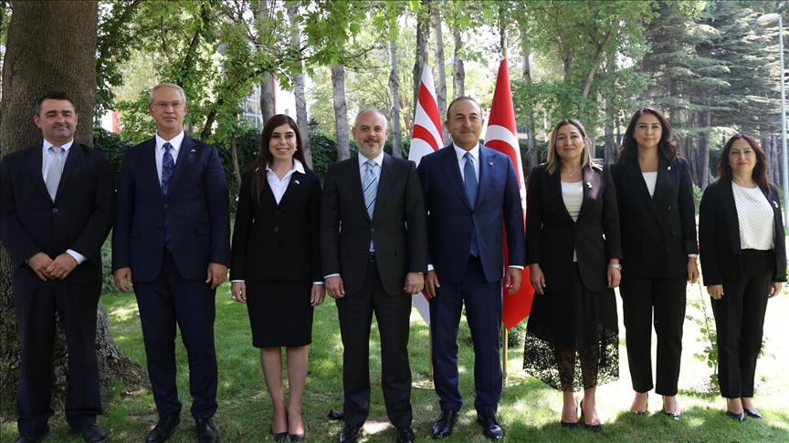 Mövlud Çavuşoğlu Yasemin Öztürk və onu müşayiət edən heyətlə bir araya gəlib