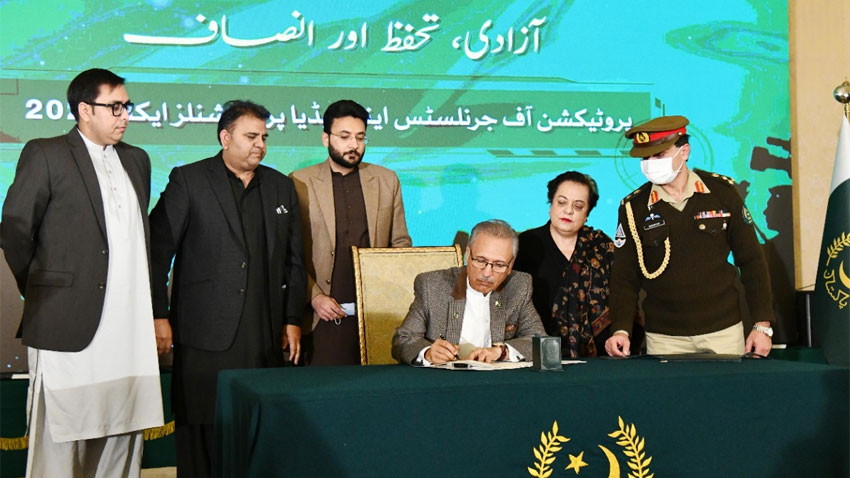 صدر عارف علوی نے صحافیوں،میڈیا پروفیشنلزتحفظ بل کو قانون بنانےکیلئےدستخط کردئیے