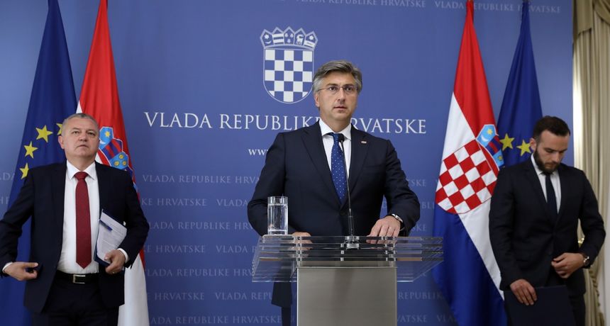 Plenković se upisao u knjigu žalosti povodom smrti Milana Bandića