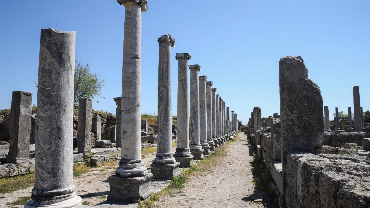 Kuleba invita a los ucranianos a pasar sus vacaciones y conocer la cultura en Antalya
