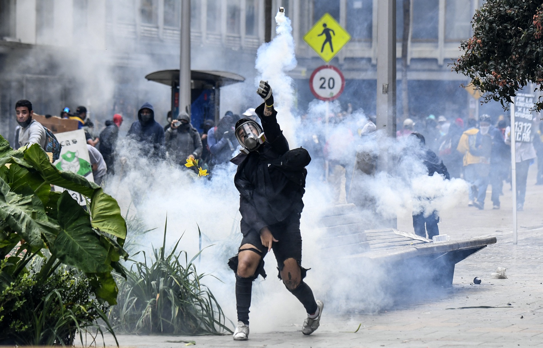 Dois mortos, toque de recolher e militarização na Colômbia após jornada de greve nacional