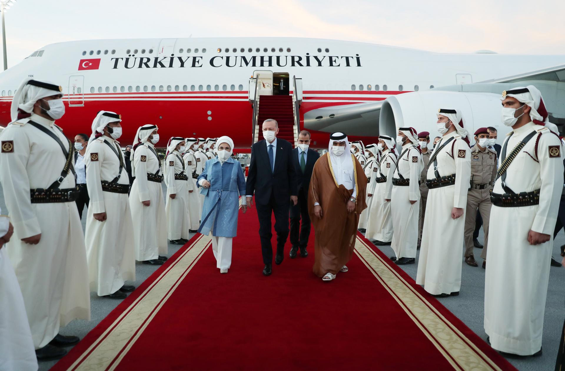 Prezident Erdoʻgʻan Qatarda shaxsi hurmatiga berilgan ziyofatda ishtirok etdi