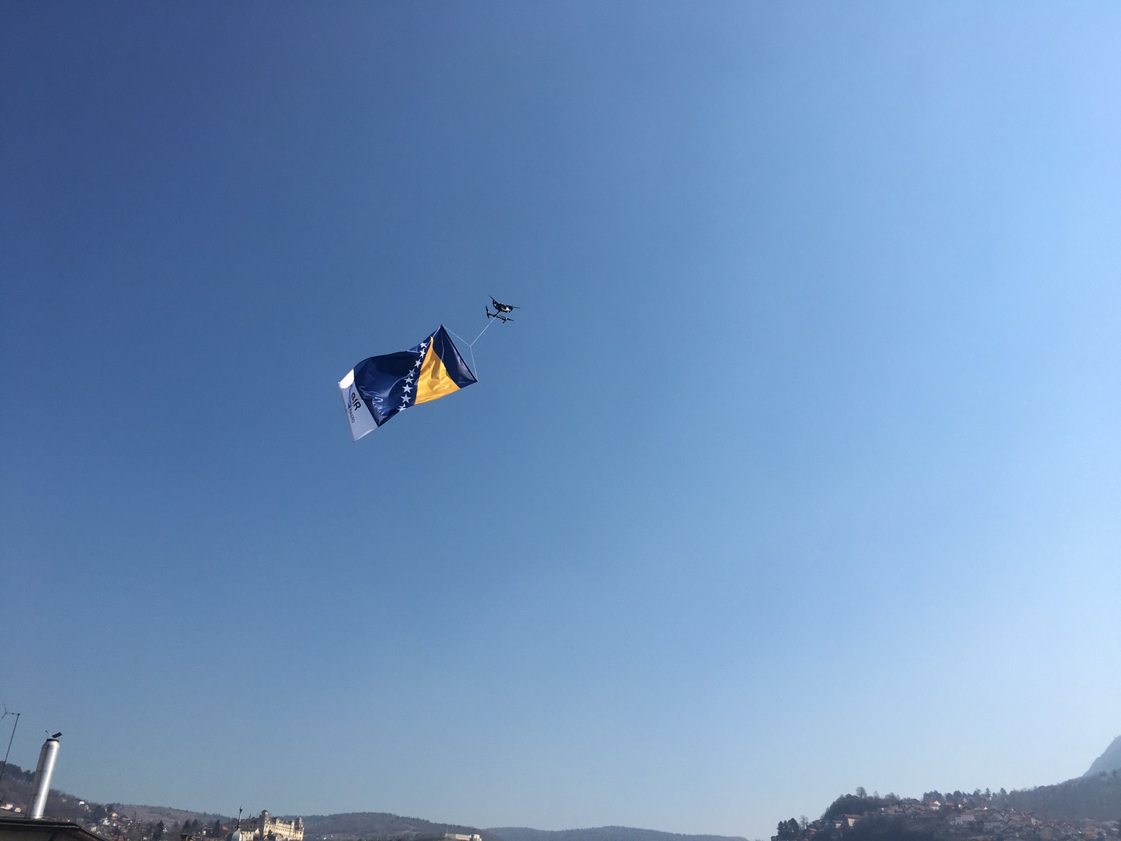 Državna zastava na nebu iznad Sarajeva
