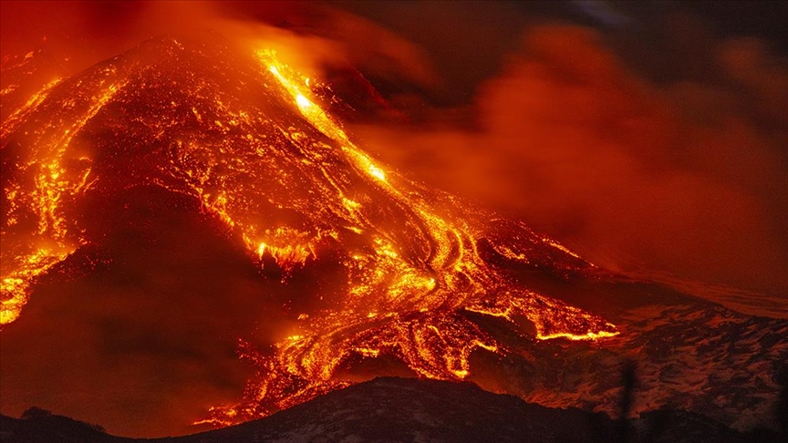 Újra lávát lövell az Etna