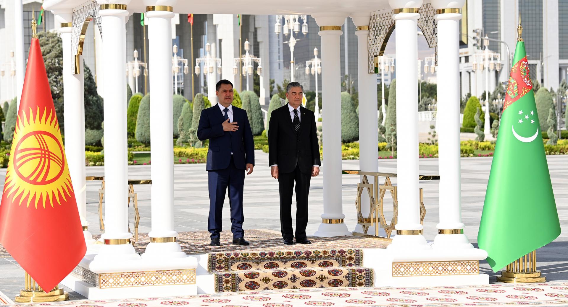 Президент Садыр Жапаров расмий сапар менен Түркмөнстанга барды