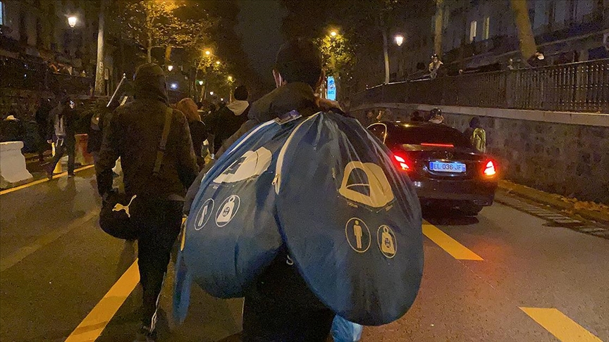 巴黎难民躲进幼儿园避寒 市政府将他们送进永久避难所