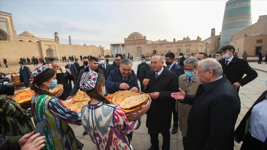 مەۋلۇت چاۋۇشئوغلۇ ئۆزبېكىستاندىكى رەسمىي زىيارىتى دائىرىسىدە خىۋەنى ئېكسكۈرسىيە قىلدى