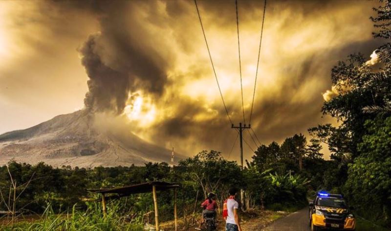 Semeru can yaxmaqda davam edir