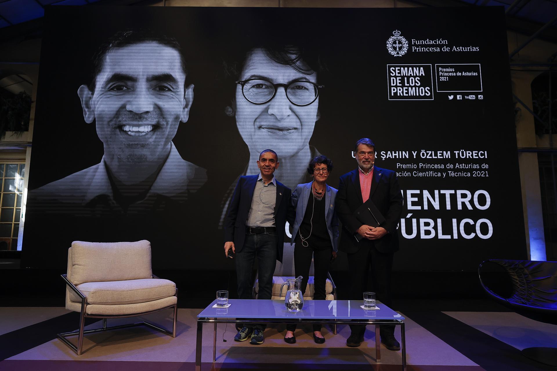 Şahin y Türeci se reunieron con el pueblo en Asturias
