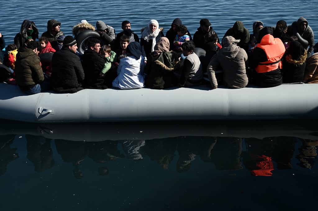 Barca dei migranti appiccata alle fiamme dalla Guardia costiera greca