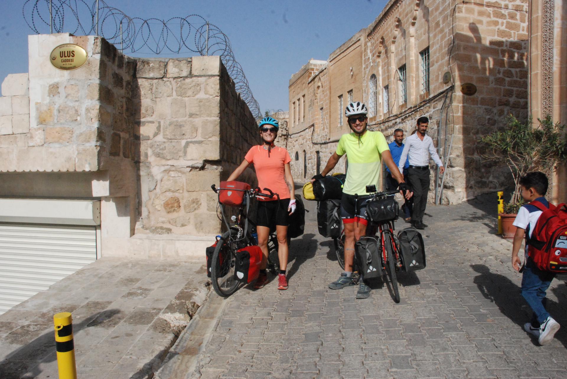Dos médicos franceses recorrieron Midyat en bicicleta