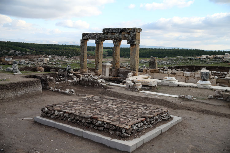 Hallan un área de altar de la diosa Deméter en la antigua ciudad de Blaundos, Turquía