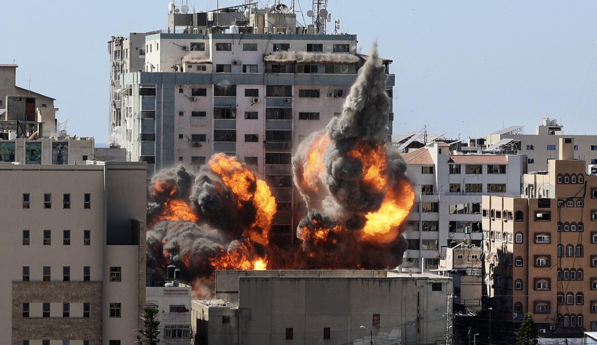 Israele bombarda grattacielo sede di al-Jazeera e media a Gaza