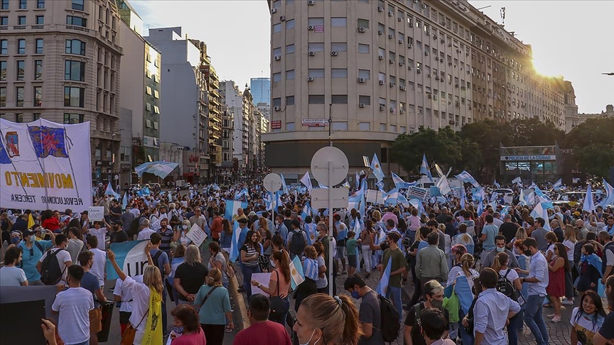 Ratusan orang di Argentina Memprotes Langkah Baru Pemerintah terhadap Peningkatan Kes Covid-19