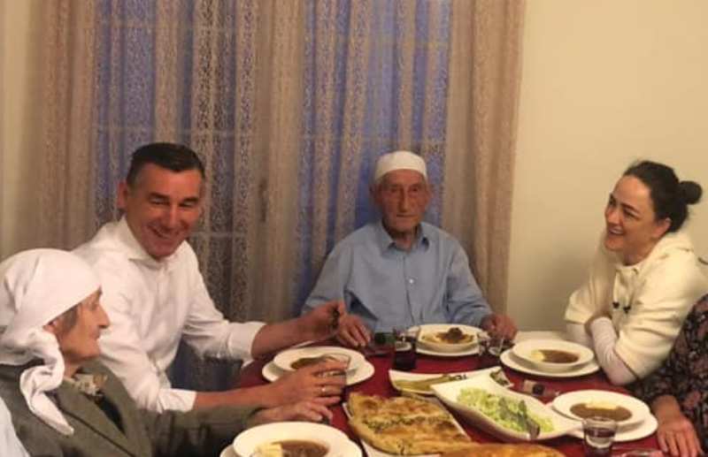 Kadri Veseli me leje nga Haga, viziton familjen e tij