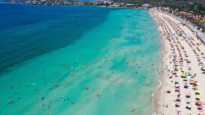 Rusët kryesojnë turistët që pushuan në Antalie në 2020