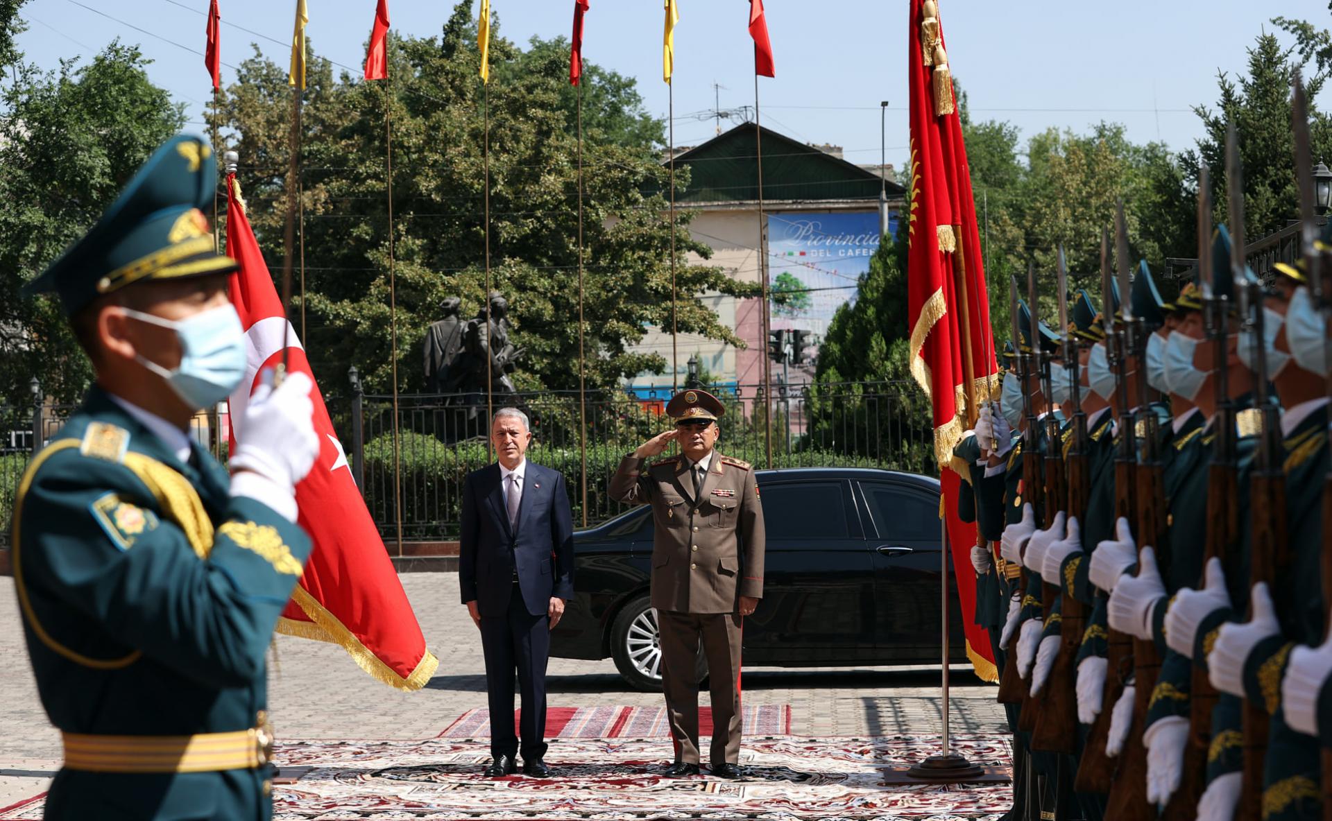 Hulusi Akar Qirg‘iziston Mudofaa vazirligida harbiy marosim bilan kutib olindi