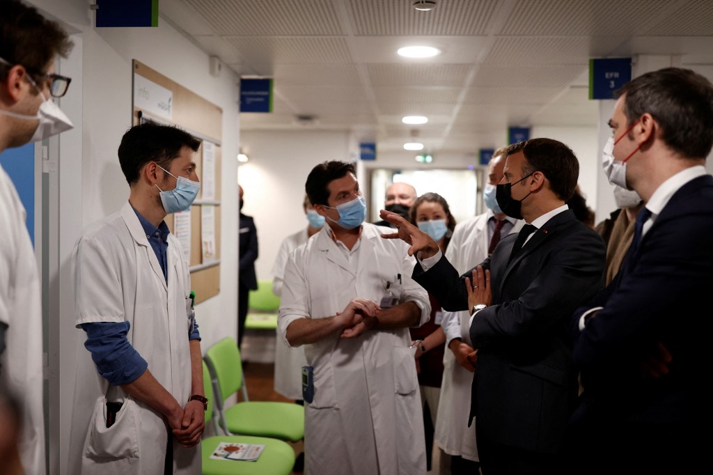 France/Covid-19: Emmanuel Macron se penche sur le problème du "Covid long"