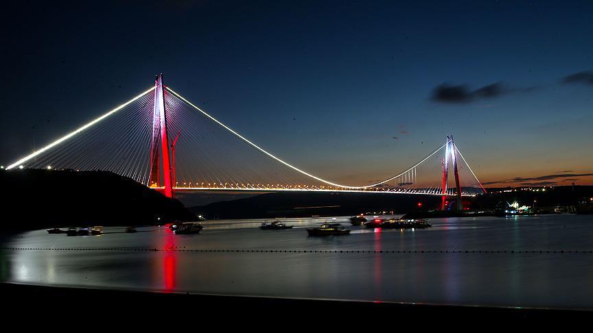 İstanbulda körpülər sarı rənqdə işıqlandırılıb