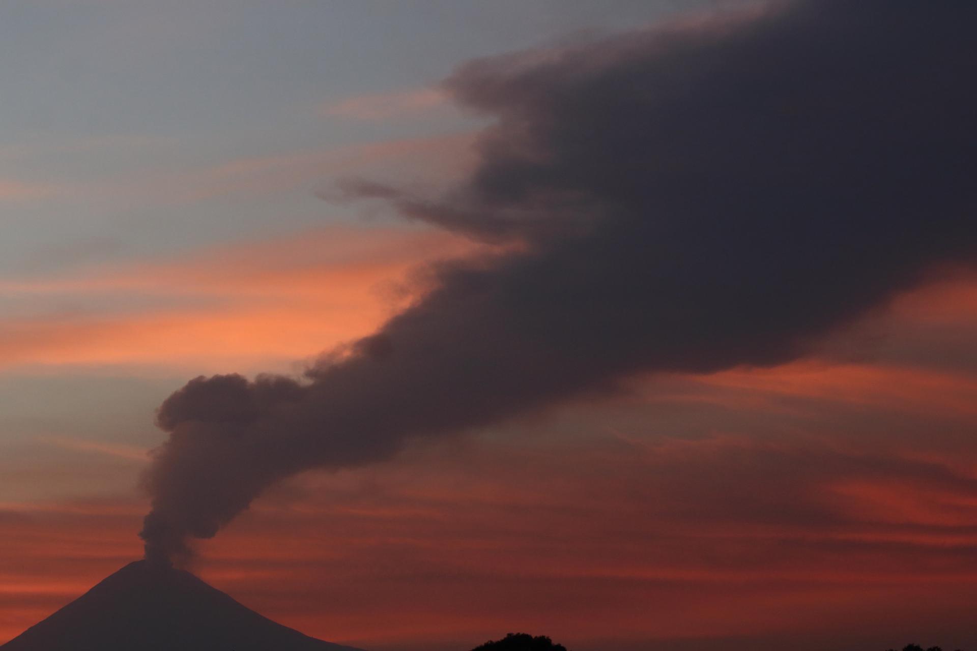 Erupción nueva en el Volcán Popocatepetl en México