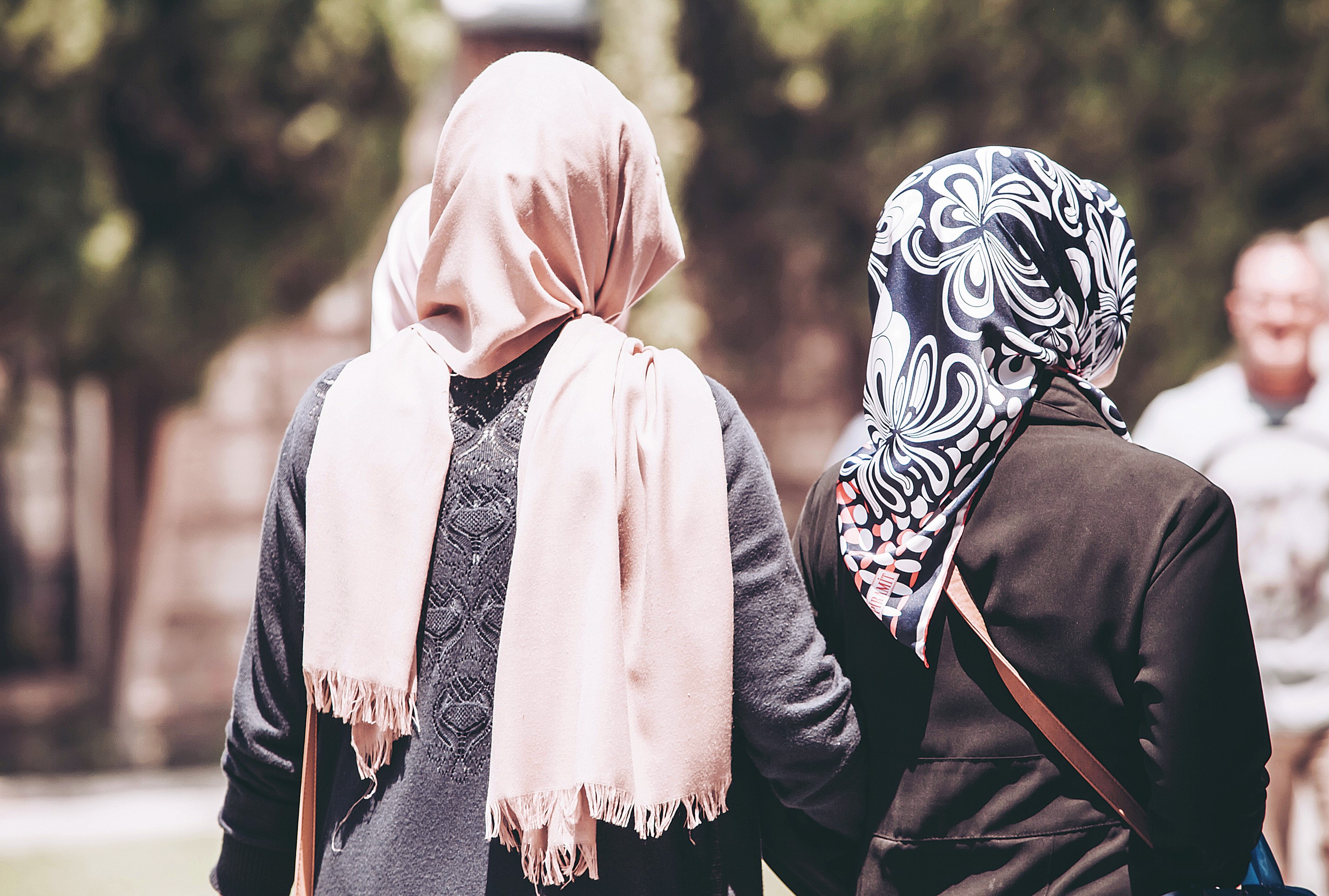 حمله یک زوج دانمارکی به یک زن مسلمان