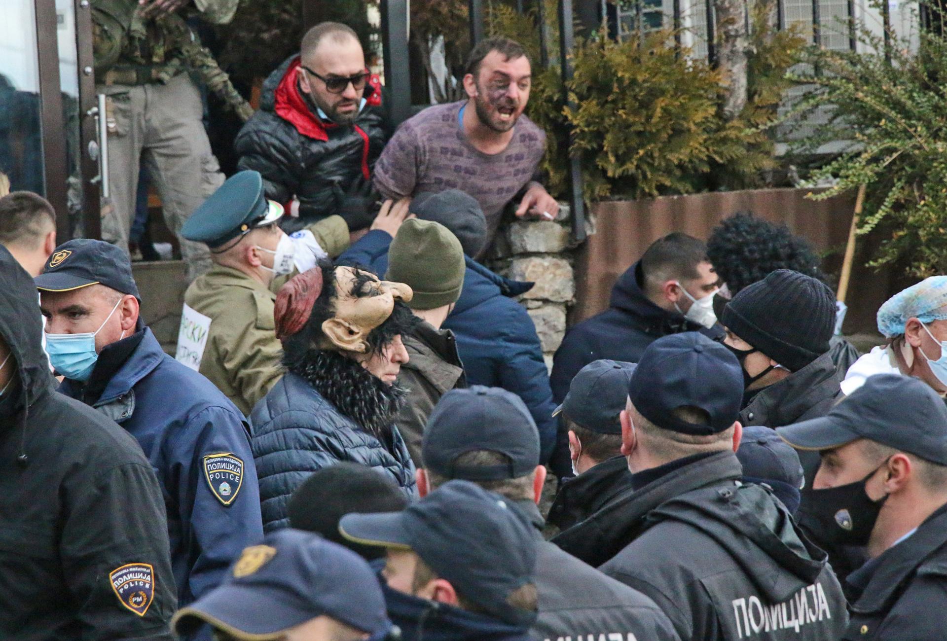 Sjeverna Makedonija: Sukob policije i učesnika tradicionalnog Vevčanskog karnevala