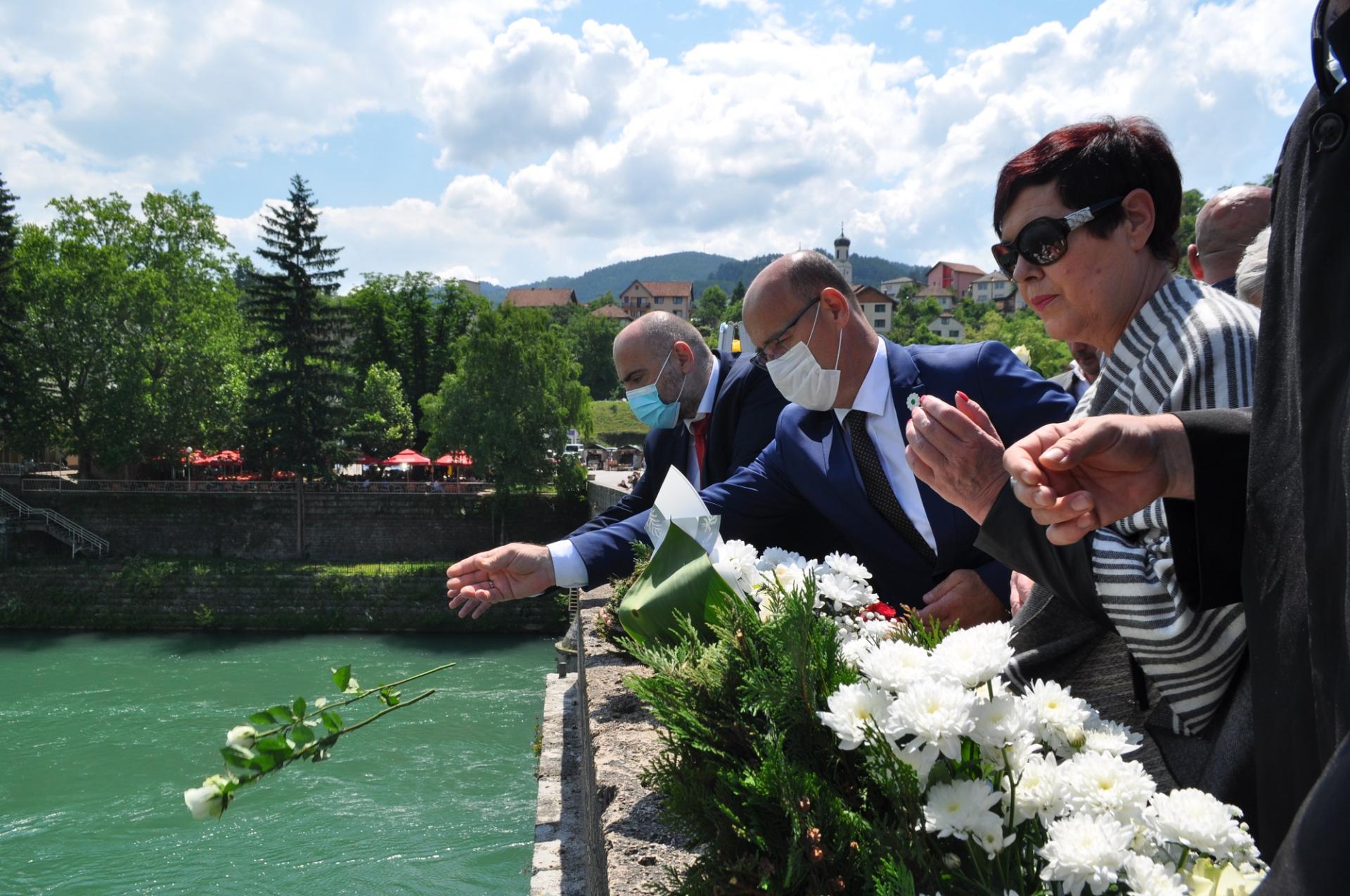 Sjećanje na 3.000 ubijenih civila Višegrada: Sa ćuprije Mehmed – paše Sokolovića spuštene ruže
