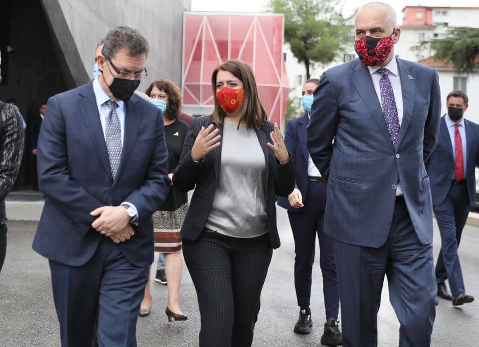 Drejtori Ekzekutiv i Pfizer në Tiranë