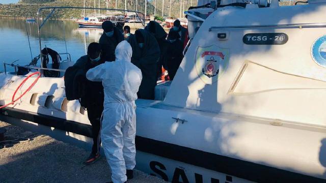 トルコ沿岸警備隊がエーゲ海で難民を救助