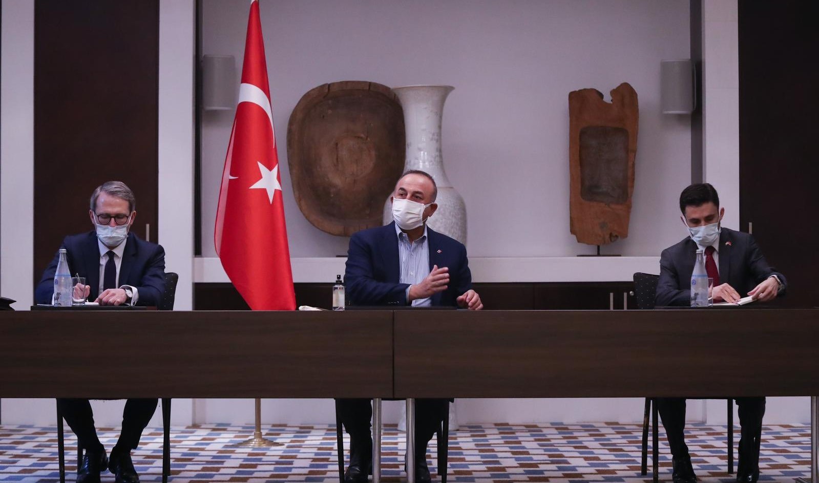 مەۋلۇت چاۋۇشئوغلۇ تاجىكىستاندا تۈركىيەلىك سودا – سانائەتچىلەر بىلەن كۆرۈشتى