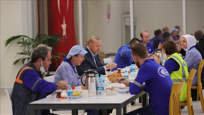 Erdogan s'est réuni avec les travailleurs pour partager un repas de rupture du jeûne