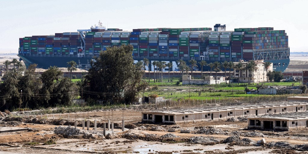 Buque portacontenedores atascado en el canal de Suez fue liberado