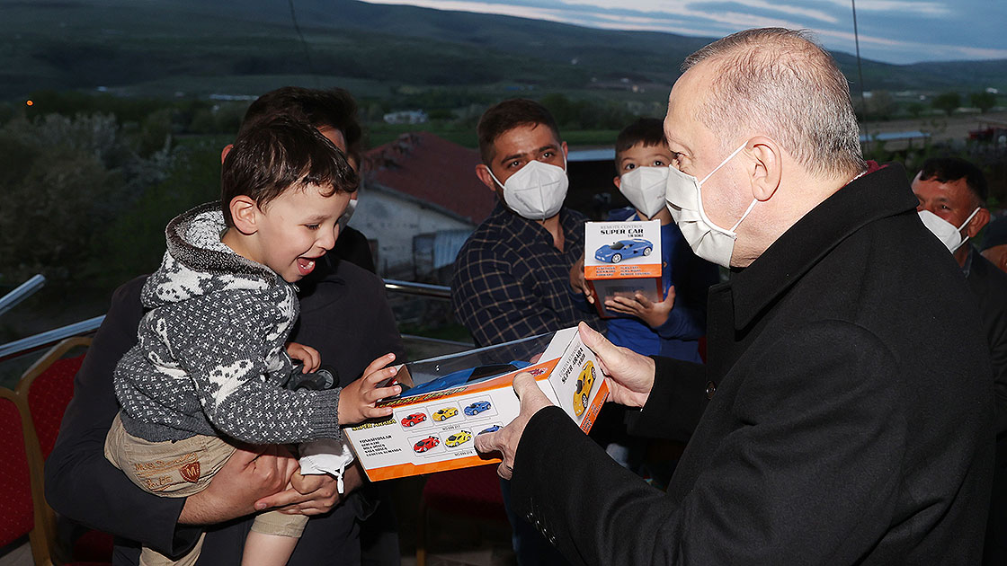 ئەردوغان بەكىر دىكمەننىڭ ئۆيىدە ئىپتار قىلدى
