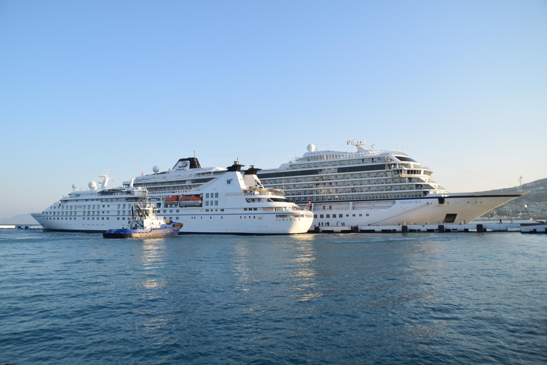 Kuşadasına ike kruiz qorabı belän 570 turist kilde