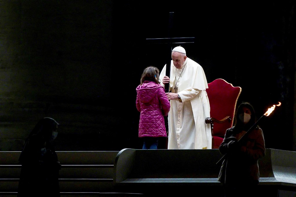 Papa Francisco conduz a Via-Sacra na Praça de São Pedro