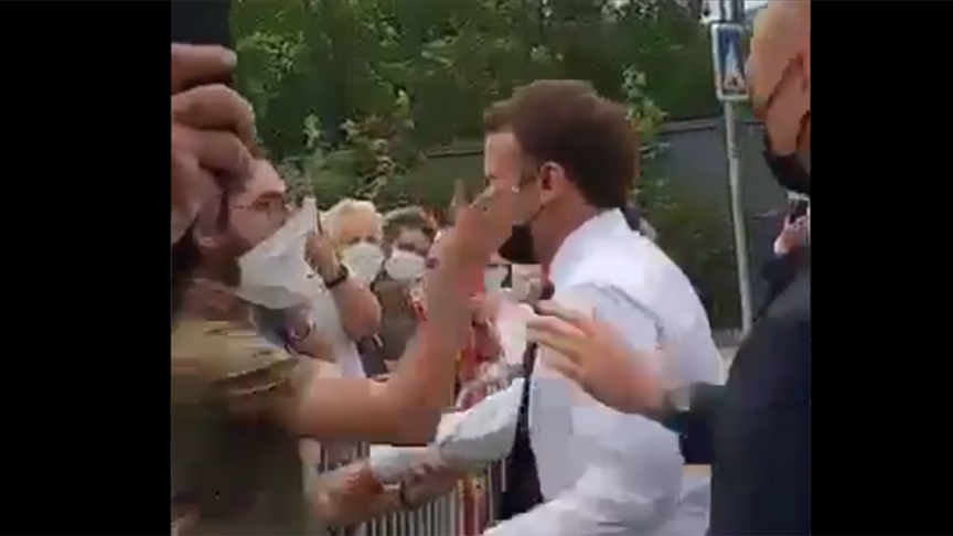 マクロン仏大統領が平手打ちに遭う