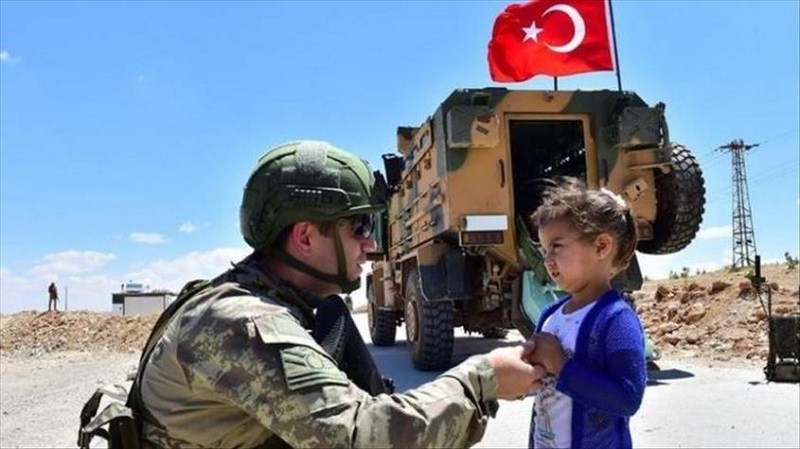 Syrie: les soldats turcs distribuent des aides alimentaires et des vêtements aux nécessiteux