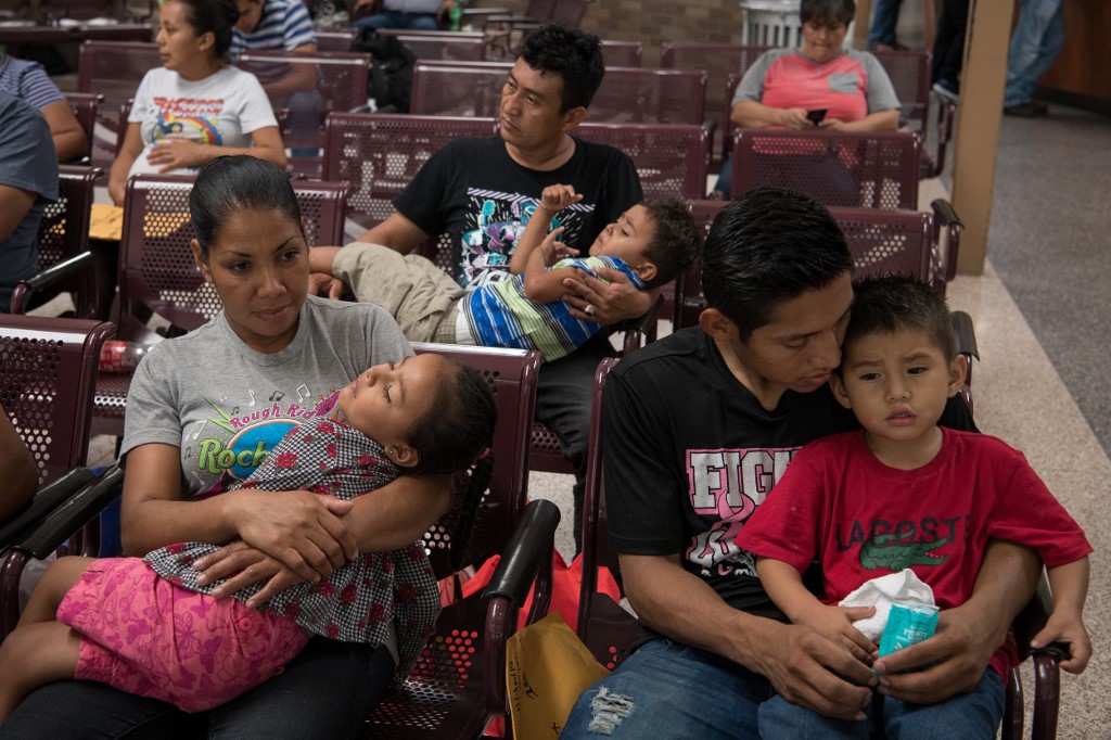 EUA começam a reunir famílias de migrantes que foram separadas durante a administração Trump