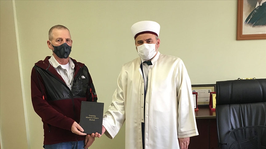 бурсада йашаватқан германийә пуқраси рамизанниң тәсиридә мусулман болди