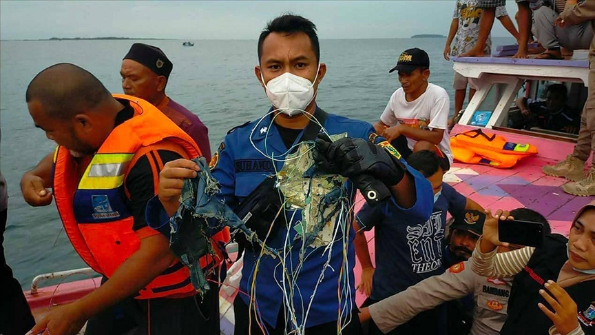 Reruntuhan Pesawat yang Jatuh ke Laut di Indonesia Tersebar ke 4 Titik yang Berbeza