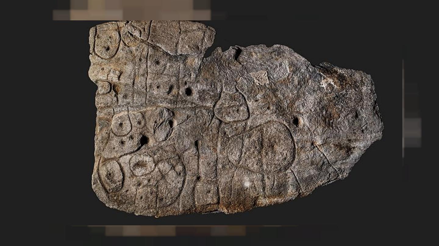 Bronzkori kőtábla került elő Franciaországban